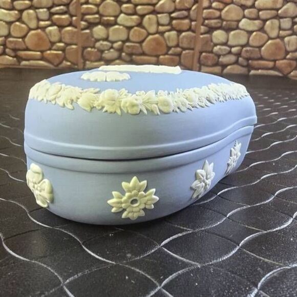VINTAGE WEDGWOOD BLUE JASPERWARE HEART SHAPED TRINKET BOX NEOCLASSICAL DESIGN - Picture 5 of 13